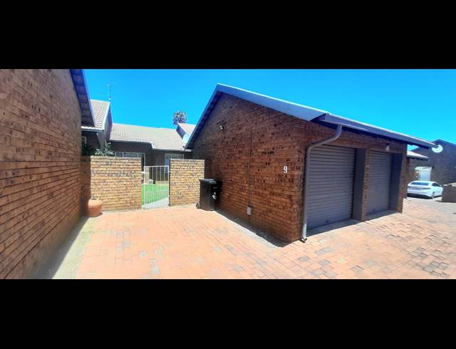3 BEDROOM TOWNHOUSE FOR SALE IN NORKEM PARK
